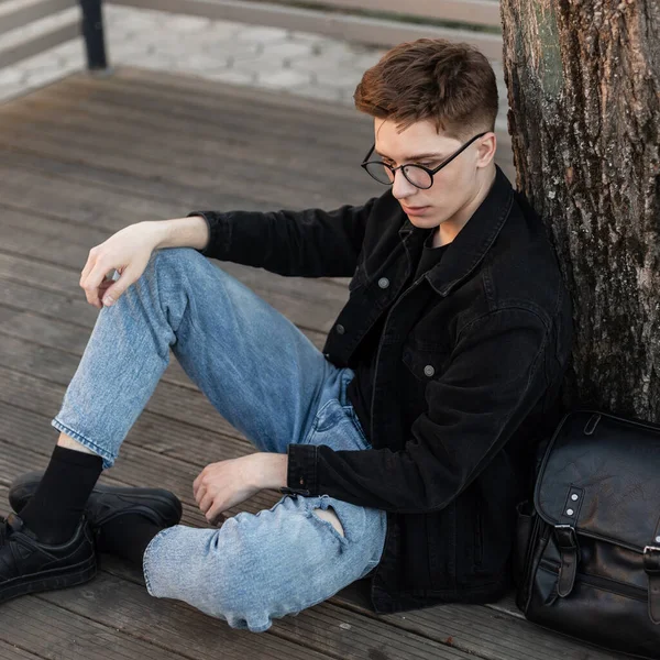 Módní Mladý Hipster Muž Retro Brýlích Módním Denim Ležérní Oblečení — Stock fotografie