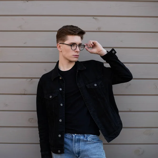 Joven Hombre Moda Hipster Endereza Gafas Con Estilo Cerca Pared — Foto de Stock