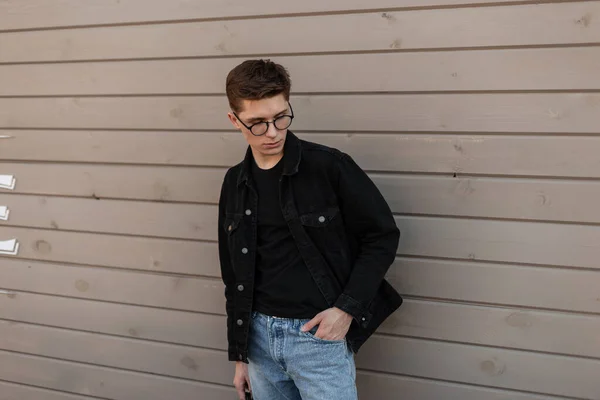 Confiant Jeune Homme Branché Hipster Dans Les Vêtements Denim Jeunesse — Photo