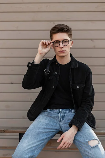 Современный Красивый Молодой Человек Стильной Джинсовой Одежде Выпрямляет Модные Очки — стоковое фото