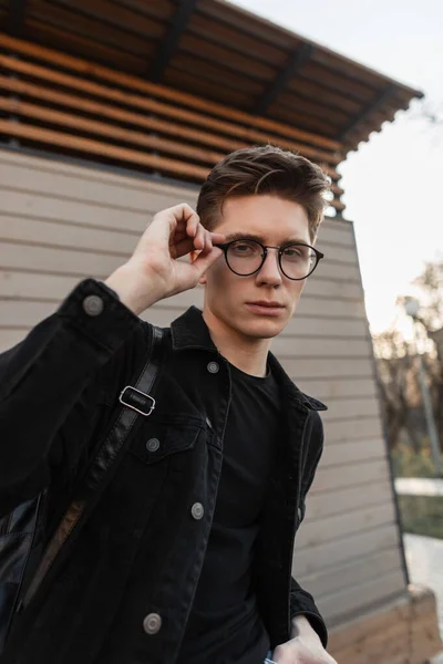 Retrato Guapo Joven Inglés Con Peinado Una Chaqueta Mezclilla Negra — Foto de Stock