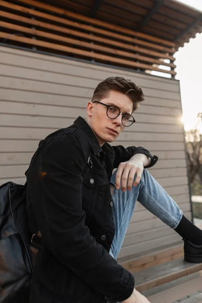 Tânărul Hipster American Haine Denim Casual Modă Ochelari Eleganți Rucsac — Fotografie, imagine de stoc