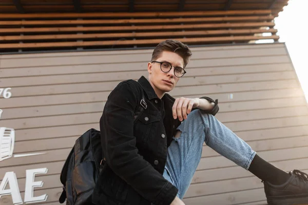 Joven Hombre Hipster Europeo Ropa Mezclilla Casual Moda Gafas Elegantes —  Fotos de Stock