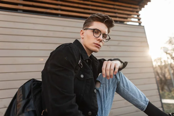 Retrato Fresco Sério Jovem Hipster Com Óculos Vintage Casaco Ganga — Fotografia de Stock