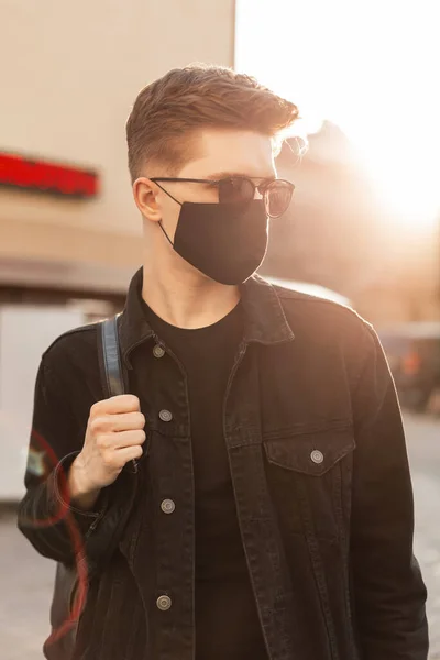 Homem Moda Bonito Jovem Com Óculos Sol Com Mochila Vestindo — Fotografia de Stock