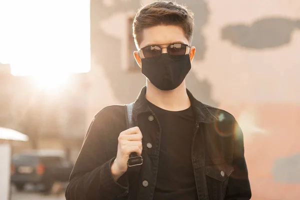 Junger Trendiger Mann Jugendlicher Freizeitkleidung Mit Sonnenbrille Und Schwarzer Schutzmaske — Stockfoto
