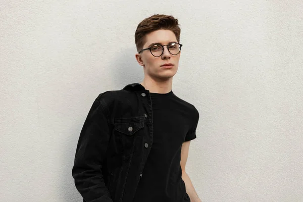 Jovem Europeu Hipster Com Penteado Camiseta Moda Jaqueta Ganga Elegante — Fotografia de Stock
