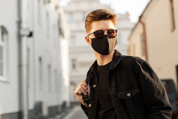 선글라스를 잘생긴 해가질 도시를 코로나 바이러스로부터 자신을 보호하기 마스크를 2020 — 스톡 사진