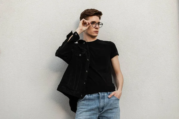 Hombre Hipster Joven Urbano Americano Chaqueta Mezclilla Negra Moda Jeans — Foto de Stock