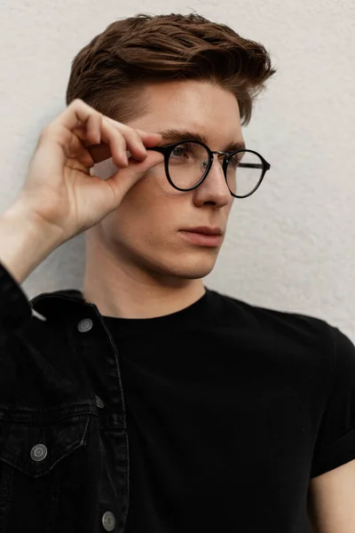 Urban Amerikansk Man Modell Sätter Vintage Glasögon Gatan Trendig Porträtt — Stockfoto
