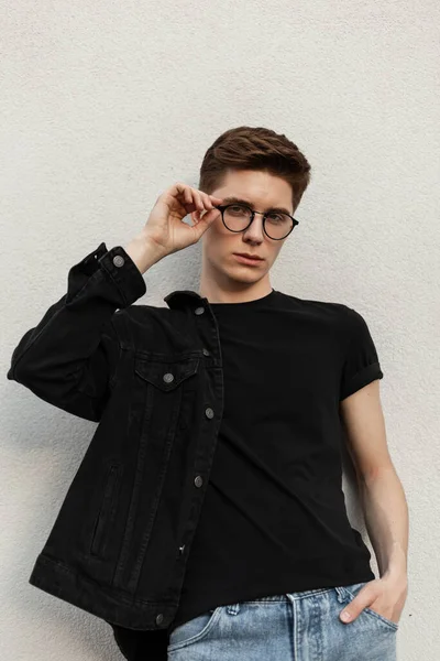 Молодой Модный Мужчина Хипстер Выпрямляет Стильные Очки Возле Винтажной Стены — стоковое фото