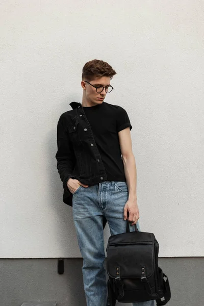 Elegante Jovem Hipster Com Penteado Jaqueta Ganga Preta Jeans Com — Fotografia de Stock