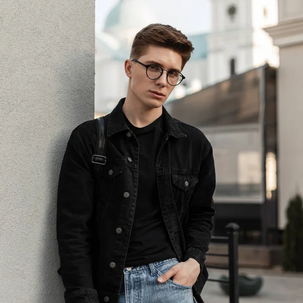 Joven Hombre Europeo Atractivo Ropa Mezclilla Moda Gafas Con Mochila — Foto de Stock