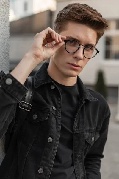 Hombre Americano Modelo Moda Pone Gafas Vintage Aire Libre Calle — Foto de Stock