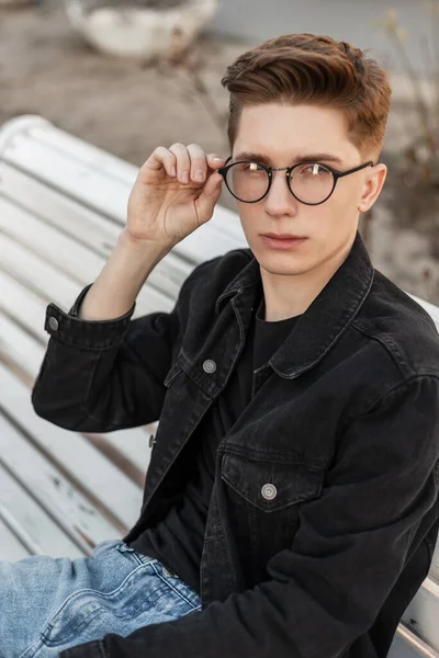 Κομψός Νεαρός Hipster Άντρας Ρούχα Τζιν Μόδας Ισιώνει Vintage Γυαλιά — Φωτογραφία Αρχείου