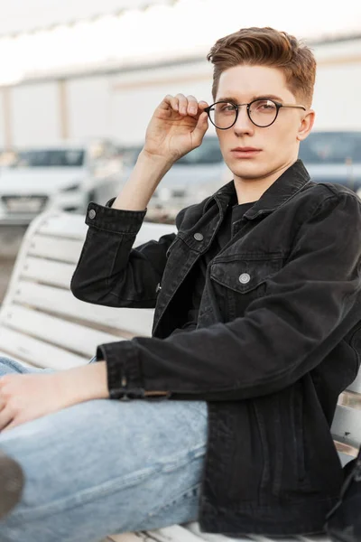Μοντέρνος Όμορφος Νεαρός Άνδρας Κομψά Ρούχα Τζιν Ισιώνει Μοντέρνα Γυαλιά — Φωτογραφία Αρχείου
