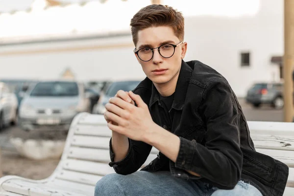 Färsk Porträtt Allvarlig Ung Hipster Man Med Vintage Glasögon Denim — Stockfoto