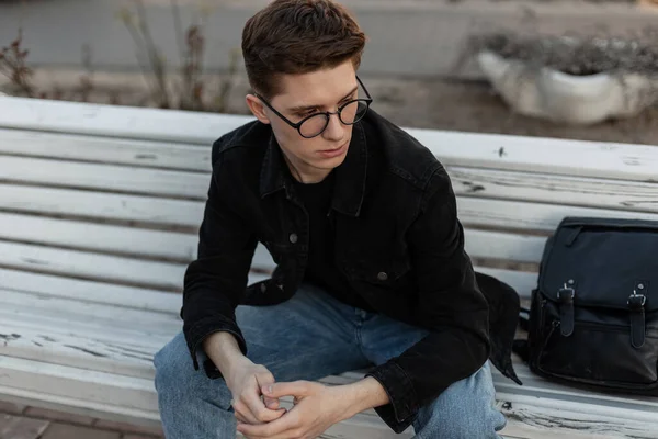 Μοντέρνο Όμορφο Νεαρό Hipster Άνθρωπος Κομψά Γυαλιά Μοντέρνα Casual Τζιν — Φωτογραφία Αρχείου
