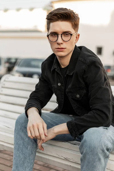 Gatuporträtt Amerikansk Ung Hipster Man Med Vintage Glasögon Fashionabla Denim — Stockfoto