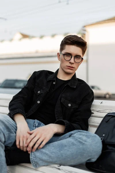 Modelo Jovem Elegante Com Penteado Roupas Casuais Jeans Elegantes Óculos — Fotografia de Stock