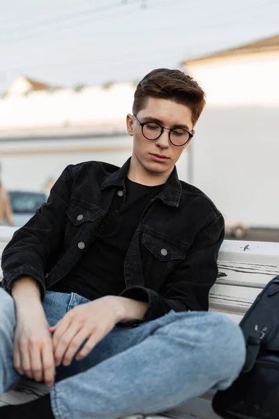 Europese Jonge Hipster Man Trendy Casual Denim Kleding Stijlvolle Glazen — Stockfoto