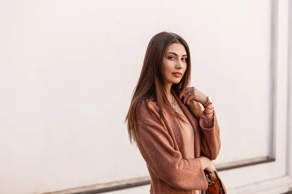 Retrato Elegante Hermosa Mujer Joven Con Pelo Largo Elegante Abrigo — Foto de Stock