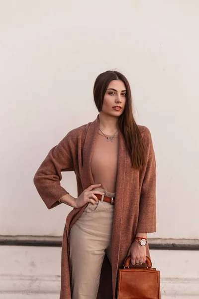 Chica Joven Hermosa Moda Ropa Abrigo Elegante Con Abrigo Bolso —  Fotos de Stock