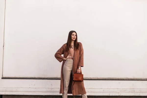 Modelo Moda Joven Europea Urbana Ropa Marrón Elegante Con Bolso — Foto de Stock