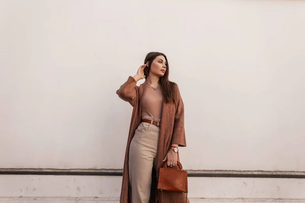 Mulher Nova Moda Bonito Casaco Elegante Calças Com Bolsa Marrom — Fotografia de Stock