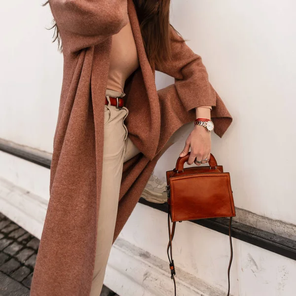 Gros Plan Corps Femme Élégante Élégant Manteau Long Pantalon Beige — Photo