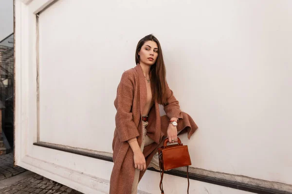 Elegante Bella Ragazza Outerwear Alla Moda Trova Vicino Muro — Foto Stock