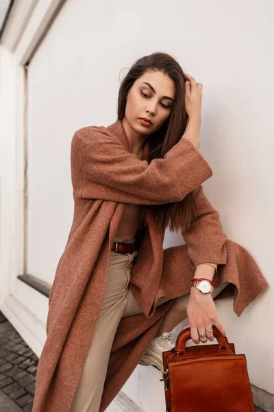 Sensuelle Jeune Femme Mignonne Manteau Mode Dans Élégant Pantalon Beige — Photo