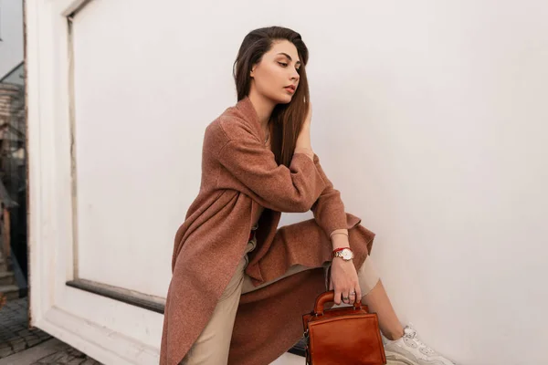 Elegante Mujer Joven Abrigo Moda Pantalones Beige Moda Con Bolso — Foto de Stock