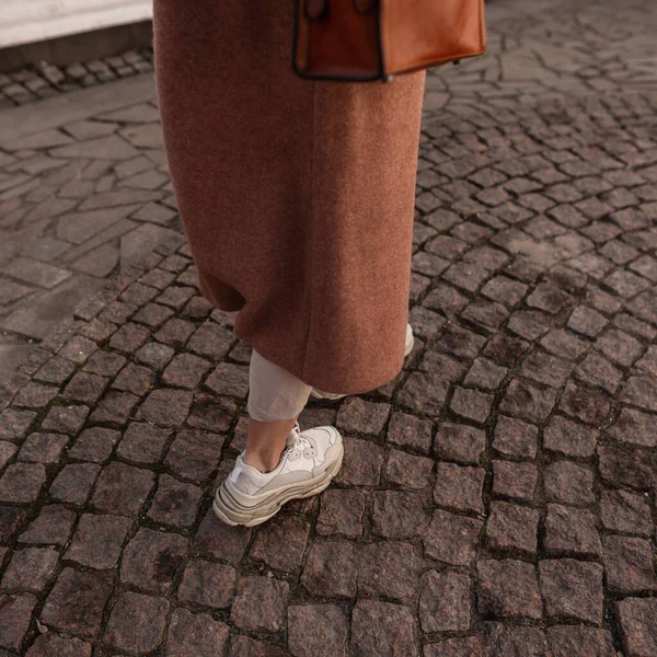 Nahaufnahme Stilvolle Frauenbeine Beigen Hosen Modischen Lederturnschuhen Modemädchen Langen Mantel — Stockfoto