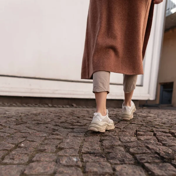Achteraanzicht Trendy Jonge Vrouw Lange Fashion Jas Beige Broek Lederen — Stockfoto
