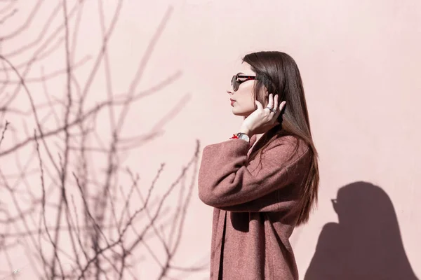 Moderne Stijlvolle Mooie Jonge Vrouw Modieuze Zonnebril Poseren Zon Buurt — Stockfoto