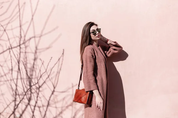 Elegante Mujer Bastante Joven Gafas Sol Con Estilo Abrigo Moda — Foto de Stock