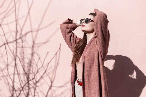 Retrato Joven Hermosa Mujer Gafas Sol Moda Abrigo Elegante Con — Foto de Stock