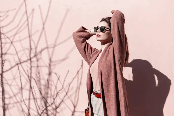 Mujer Joven Con Estilo Gafas Sol Moda Puestos Abrigo Moda — Foto de Stock