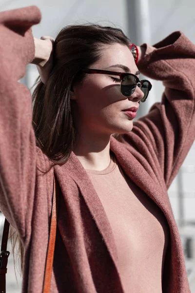 선글라스를 거리에서 입술로 코트를 아름다운 여성의 초상화 차려입고 햇살을 즐기는 — 스톡 사진