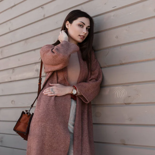 Modelo Mujer Joven Moda Abrigo Elegante Con Bolso Cuero Moderno — Foto de Stock