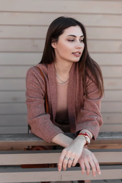 Luxuriöse Hinreißende Junge Frau Mit Langen Haaren Modischen Frühjahrsmantel Steht — Stockfoto