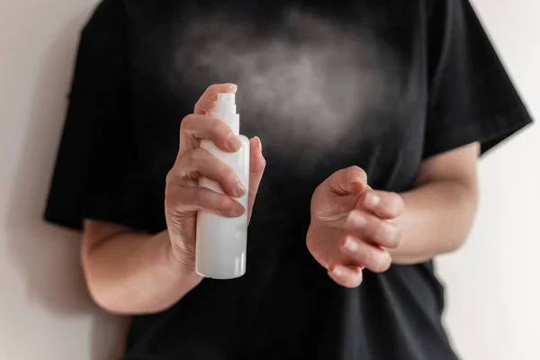 Mano Della Donna Che Applica Spray Alcolici Antibatterici Prevenire Diffusione — Foto Stock