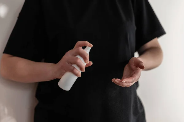 Donna Lava Mani Con Uno Spray Antisettico Contro Germi Virus — Foto Stock