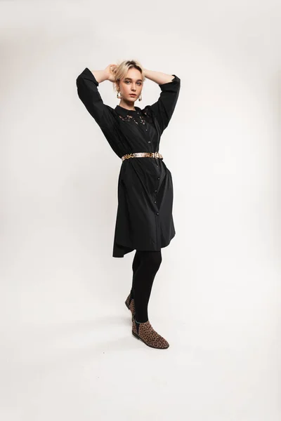 Модна Красива Модель Моди Молодої Жінки Елегантній Чорній Сукні Ремінцем — стокове фото