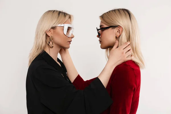 Moda Gözlüklü Şık Elbiseli Seksi Kız Arkadaşlar Birbirlerine Bakar Saçlarını — Stok fotoğraf