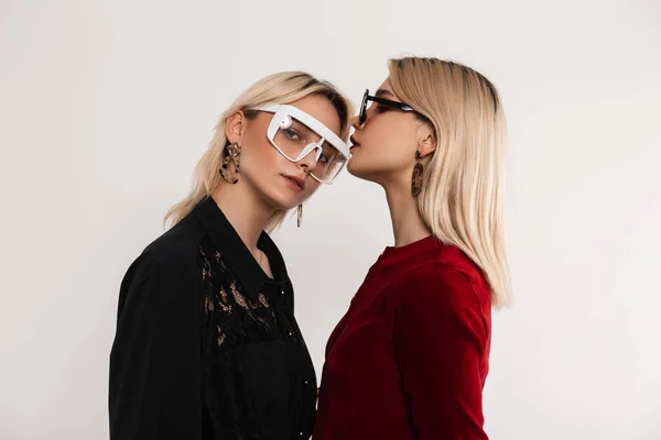 Dvě Sexy Hezké Mladé Lesbičky Blond Vlasy Módních Brýlích Módních — Stock fotografie