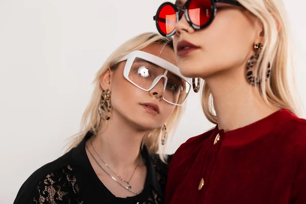 Świeże Zbliżenie Portret Dwie Blondynki Dziewczyny Modnych Kolorowych Okularach Młodzieżowych — Zdjęcie stockowe