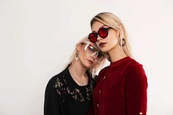 Nowoczesny Portret Dwóch Nastoletnich Dziewcząt Kolorowych Okularach Blond Włosami Czerwono — Zdjęcie stockowe