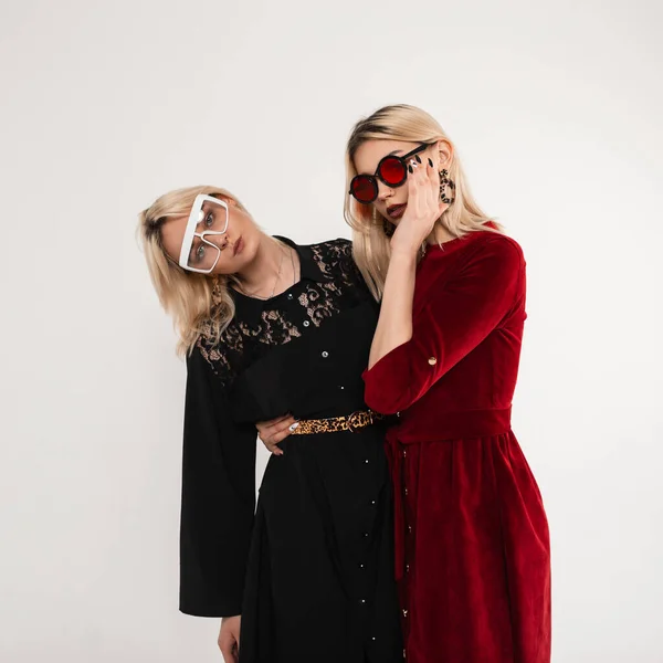 Δύο Υπέροχες Ελκυστικές Φίλες Μοντέρνα Κομψά Φορέματα Ρετρό Στυλ Κομψά — Φωτογραφία Αρχείου